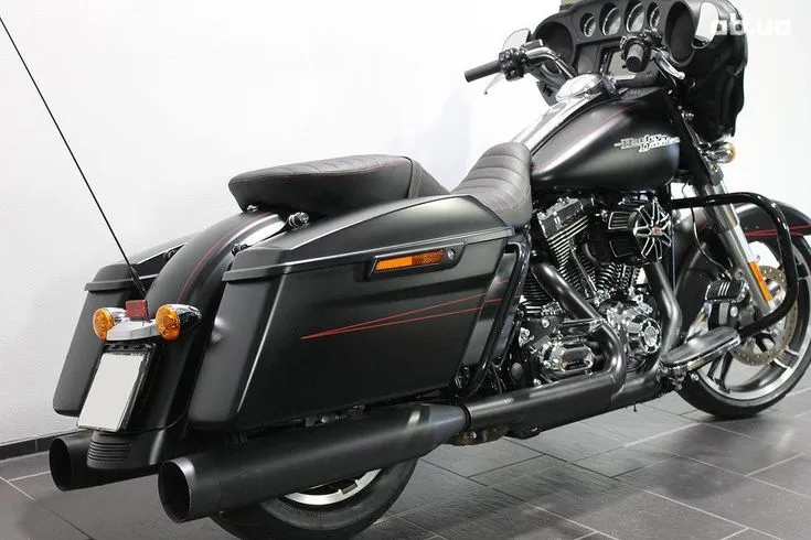 Harley-Davidson FLHXS  Image 9
