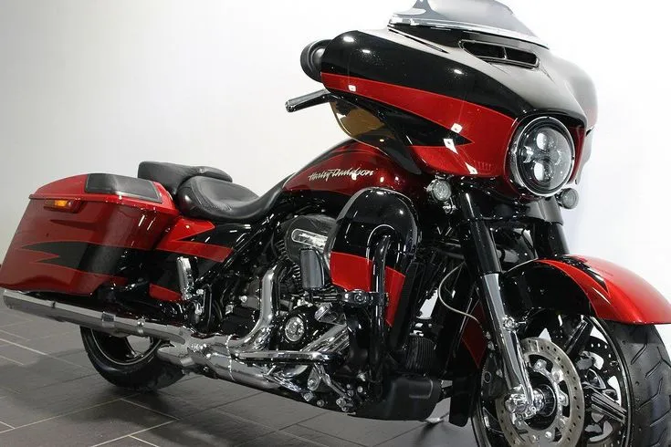 Harley-Davidson FLHXSE  Image 8