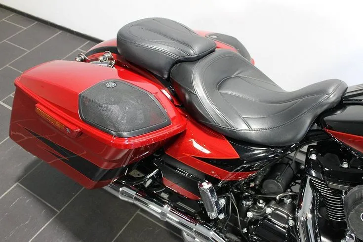 Harley-Davidson FLHXSE  Image 9